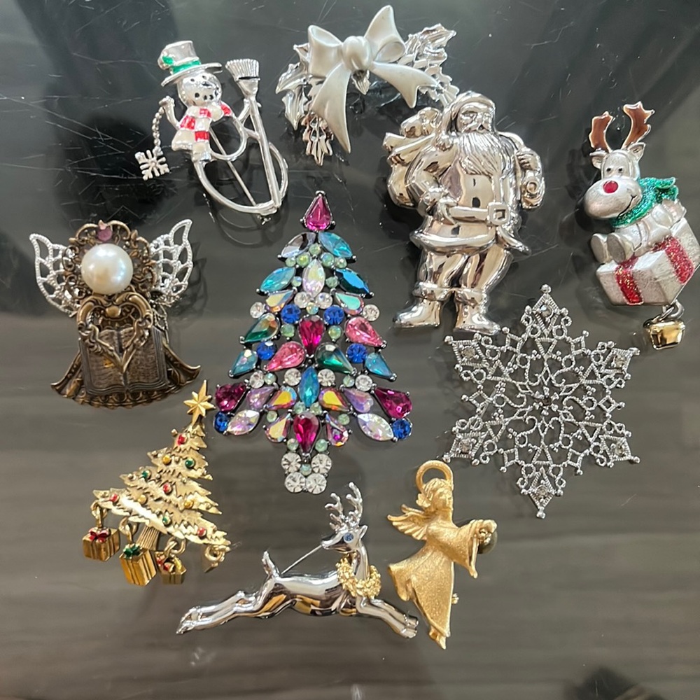 Lot of Christmas pin’s